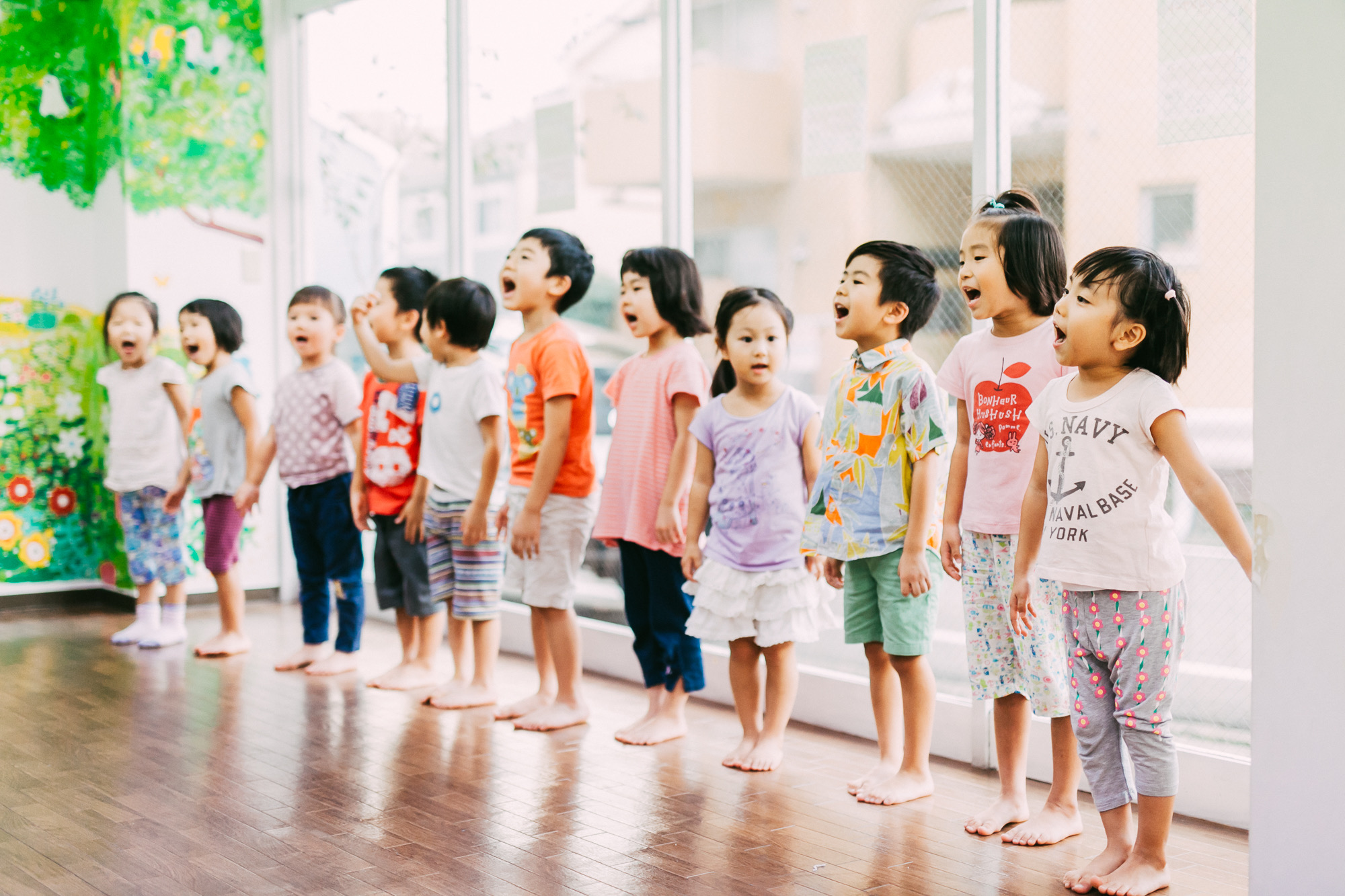 明るい教室で声を合わせて歌う子どもたち