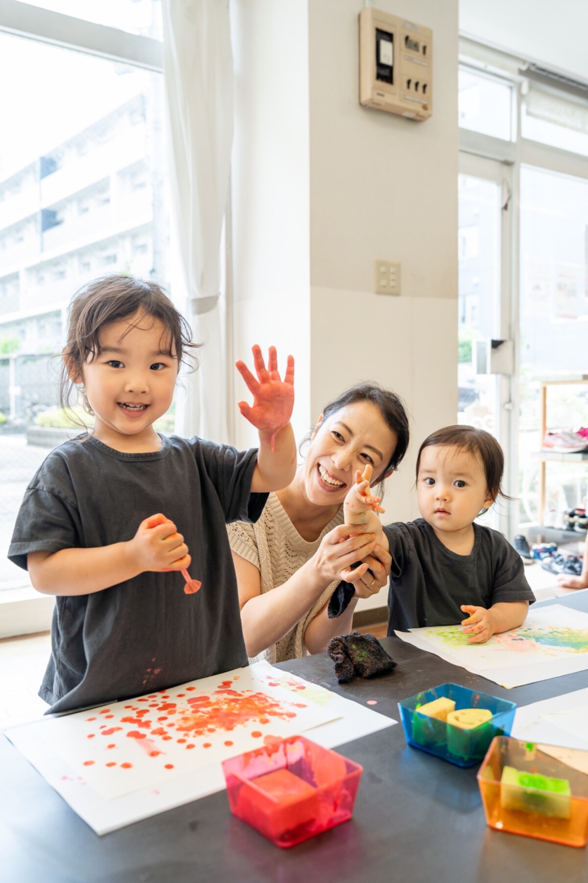 絵の具を使って作品を作る子ども