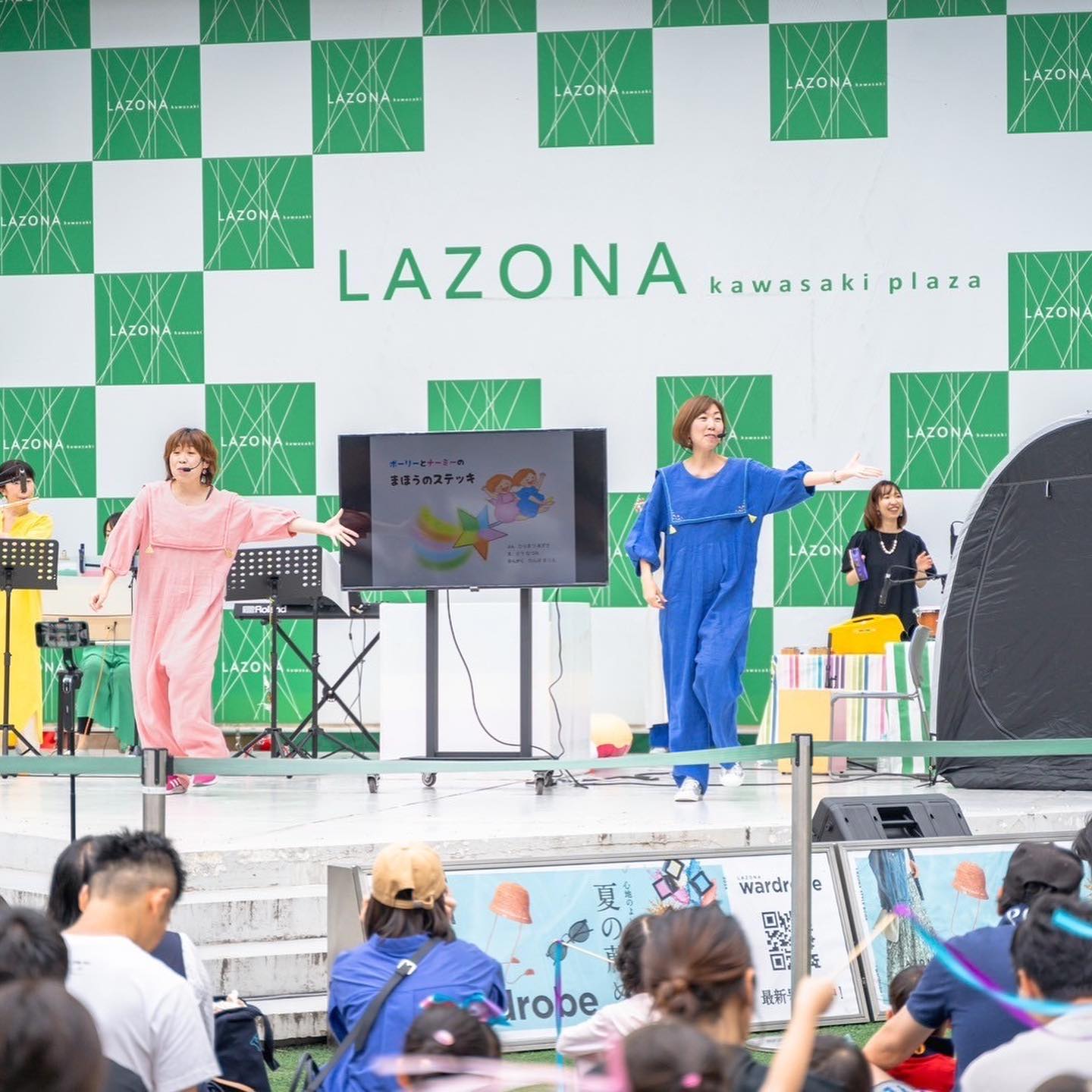 ラゾーナ川崎プラザのステージで音楽絵本コンサートを行うカリヨン