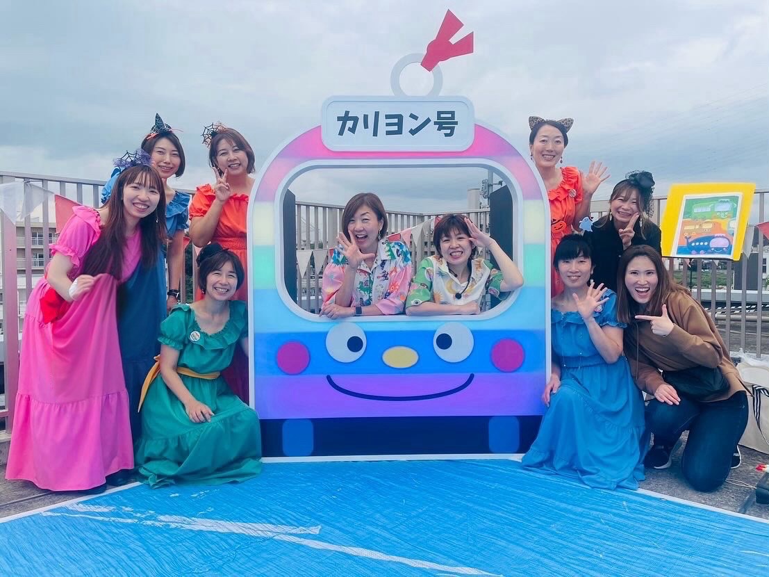 にじいろバスのフォトスポットに集まるカリヨンチーム