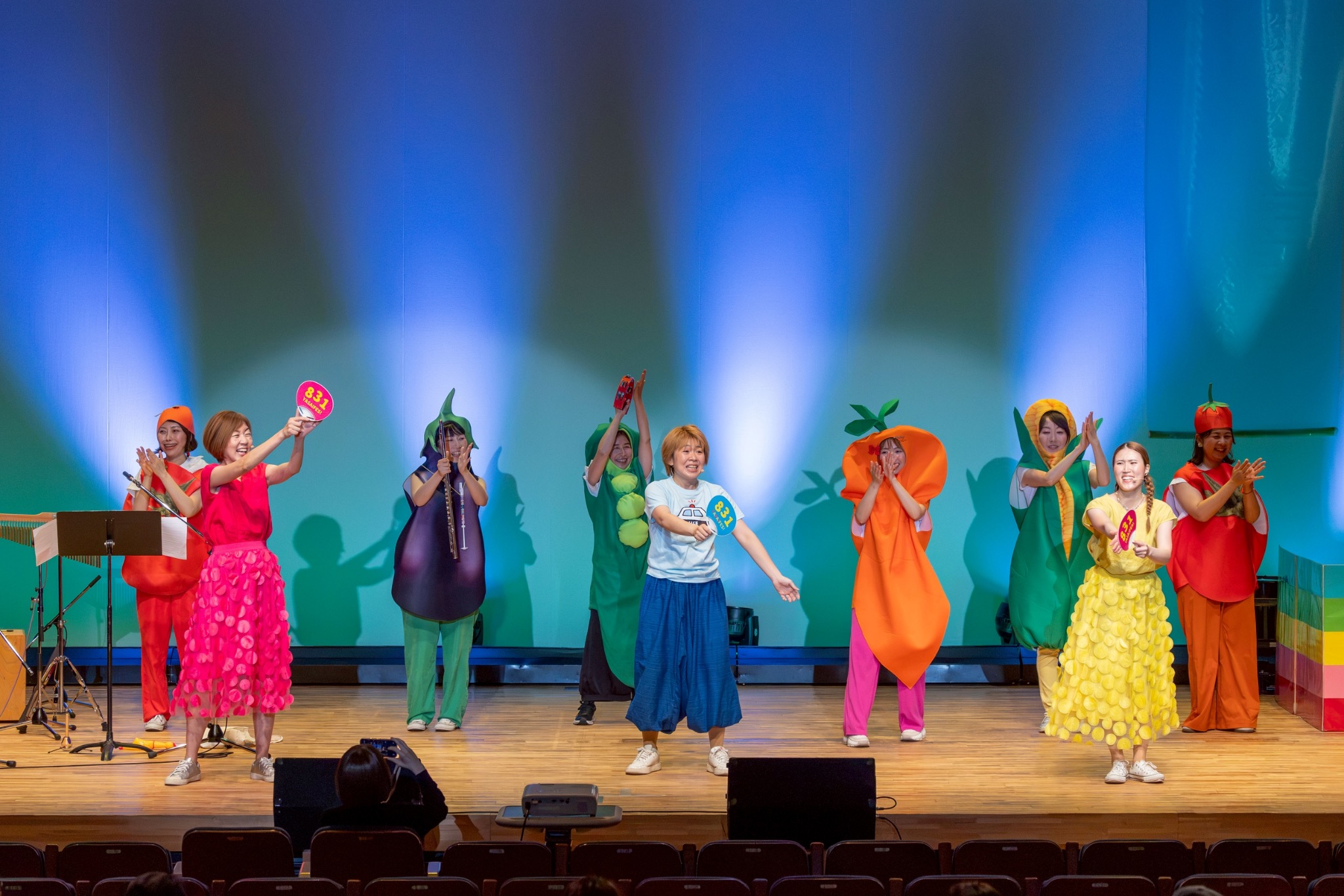 野菜の衣装で歌い踊るやさいとともだちフェスティバルの舞台
